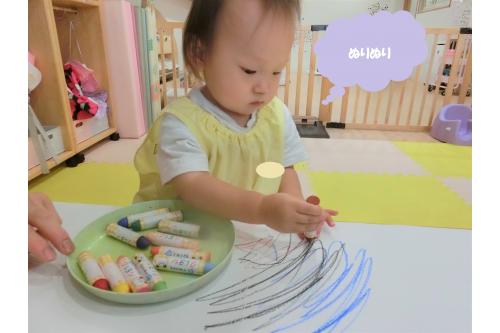 クレパスを手に取ると、<br><span style='color:#ff14ff;'>「これは何だろう?」</span><br>と不思議そうな表情を浮かべている子もいましたが、<br>保育者がクレパスでお絵描きをしてみせると、<br>保育者の真似をして<br>たくさんお絵描きをすることができました<span style='color:#8e1eff;'>★</span><br><br><span style='color:#1e8eff;'>次回のブログもお楽しみに!</span>