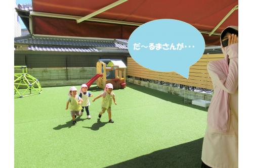 <span style='color:#2391ff;'>だるまさんがころんだ</span>では、<br>保育者が後ろを振り向くと<span style='color:#ff3d3d;'>止まる！</span><br>ということを繰り返していくうちに<br>だんだんできるように<span style='color:#ff9328;'>！</span>