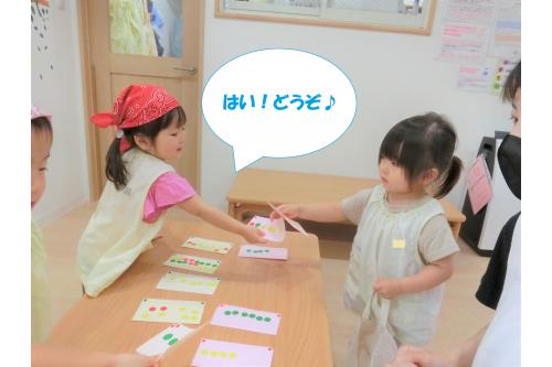 サンドイッチは<span style='color:#ff2d2d;'>ピっ</span>としてから<br>お客さんに手渡していました<span style='color:#9b38ff;'>!</span><br><br>お客さんが帰るときには<br>「<span style='color:#ff2d2d;'>ありがとうございました!</span>」<br>「<span style='color:#ff3399;'>また来てね♥</span>」<br>と伝えていましたよ<span style='color:#ff962d;'>♪</span><br><br>いつもお買い物に行くときに<br>よく見ているのですね<span style='color:#ff33ff;'>(*^^*)</span><br><br>次回のブログもお楽しみに<span style='color:#ffff38;'>★</span>