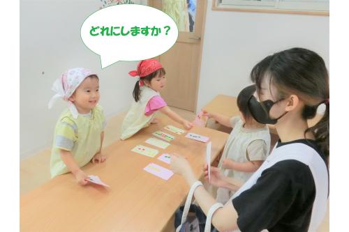 前日に製作していた<br>おりがみのサンドイッチ<span style='color:#2dff96;'>!</span><br><br>机に並べて店員さんとお客さんに<br>分かれて遊びました<span style='color:#ff33ff;'>(*^^*)</span><br><br>バンダナを巻くと<br>気分はすっかり<span style='color:#96ff2d;'>店員さんに♪</span>