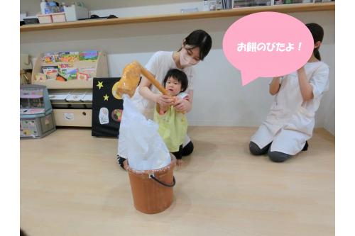 両手で<span style='color:#0affff;'>杵</span>を持ち、大きく腕を振ると、<br><span style='font-size:1.4em;'><span style='color:#ff2828;'>びよ~ん</span></span><br>とお餅が伸びて、<br>思わずにっこりする子どもたちでした<span style='font-size:1.4em;'><span style='color:#ff2893;'>♥</span></span><br><br><span style='color:#1489ff;'>次回のブログもお楽しみに!</span>