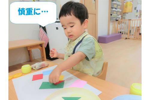 自分の<span style='color:#ff7f00;'>狙いの位置</span>に貼ることも難しいですがゆっくり慎重に…<br><br><br><span style='color:#ff007f;'>「お家できた!」</span>と三角形と正方形を組み合わせたパズル遊びにも発展していました。<br><br><br><span style='color:#00ff00;'>集中力</span>も付き、長い時間遊びに取り組めるようになってきている子どもたち。<br><br><br>他の<span style='color:#007fff;'>指先を使った</span>遊びも楽しんでいけたらいいなと思います♪<br><br><br>また、次回のブログもお楽しみに<span style='color:#ffff00;'>★</span>