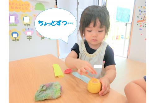 とんぼの胴体、羽、メガネを<br>すべて作りました<span style='color:#28ff28;'>★</span><br><br>製作活動が<span style='color:#ff962d;'>盛りだくさん</span>でしたが、<br>子どもたちは一生懸命作りましたよ<span style='color:#ff33ff;'>♪</span><br><br>のりを使うときは<br><span style='color:#ff2893;'>「これくらい？」</span>と手に取ったのりを<br>見せて、確認します<span style='color:#33ffff;'>(*^^*)</span>