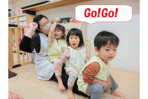 まずは<span style='color:#00ff00;'>「バスに乗って」</span>みかんのある場所まで出発!<br><br><span style='color:#ff007f;'>「Go!Go!」</span>と掛け声もばっちりで楽しくみかん畑へ向かいました。<br>