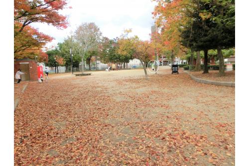 ④帰園に向かう時は<span style='color:#ff2828;'>全園児が公園を出たことを<br>確認</span>してから、最後に公園を出ます。<br><br><br>子どもたちが安全に課外保育を楽しめるように、<br>今後も職員全員で安全管理に取り組んでいきます!<br><br><br>次回のブログもお楽しみに<span style='color:#ff840a;'>★</span>