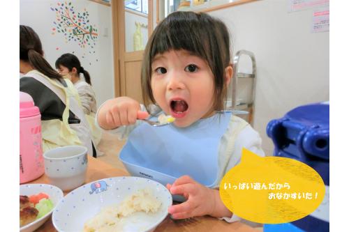 午前の活動中、調理室から給食の<br>おいしそうな匂いがしてくると、<br><span style='color:#ff7f00;'>「おなかすいた~!」</span><br>と給食を楽しみにしてくれていますよ<span style='color:#ff3333;'>♥</span>