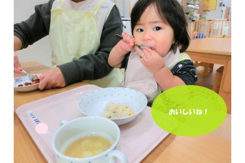 <span style='color:#007fff;'>ひよこチームさん(0歳児)</span>の様子です<span style='color:#89ff14;'>(*^^*)</span><br><br>食べる度に<span style='color:#ff14ff;'>「おいしー!」</span>と<br>言ってくれるお友達も<span style='color:#ff2323;'>♥</span>