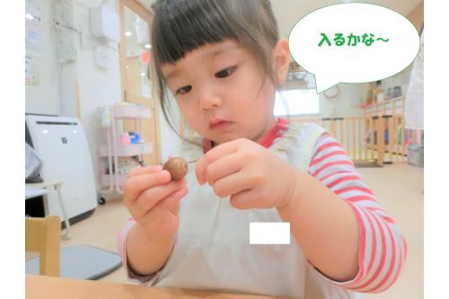 公園で拾った<span style='color:#ff9328;'>どんぐり</span>を使って<br>ビーズと一緒に<br>ひも通しをしましたよ<span style='color:#ff2dff;'>(*^^*)<br></span><br>ひも通しが得意な<br><span style='color:#ff2dff;'>うさぎチームさん!</span><br><br>今回はいつもより細いひもを<br>小さい穴に通すのに挑戦です<span style='color:#9328ff;'>♪</span>