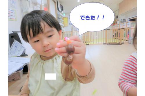 ビーズもどんぐりも<br>保育者と一緒に通していくうちに<br><span style='color:#ff2d2d;'>一人</span>でも通せるようになりました<span style='color:#ff23ff;'>♪</span><br><br>次々と「できた!」という声が<br>聞こえてきましたよ<span style='color:#ff2893;'>♥</span><br><br>みんなとても集中して<br>取り組んでいました<span style='color:#ff962d;'>★</span>