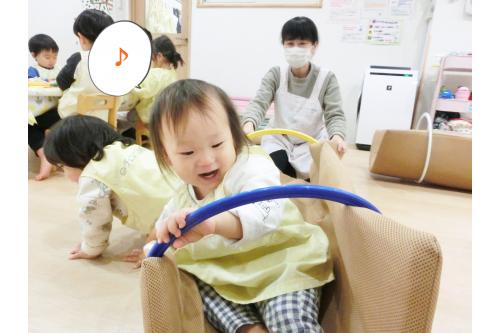 ゆらゆら揺らしながら<span style='color:#0000ff;'>車のハンドル</span>のように動かしたり・・・<span style='color:#ff00ff;'>♡</span><br><br><span style='color:#ff007f;'>遊び</span>の中で何かに見立てて遊ぶことが<span style='color:#ff7f00;'>だんだん</span>と増えてきました<span style='color:#ff7f00;'>(^-^)</span><br><br><span style='color:#0000ff;'>日常生活</span>を再現する見立て遊びを通して<br>言葉などのやり取りも<span style='color:#ff7f00;'>楽しんでいきたい</span>と思います<span style='color:#ff00ff;'>♪</span><br><br>それでは次回もお楽しみに~<span style='color:#ff007f;'>☆彡</span>
