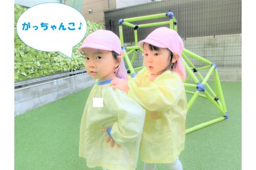 <span style='color:#28ff28;'>フープ</span>を使った後は、<br><span style='color:#ff19ff;'>お友だち</span>の肩を持って<br>連結します<span style='color:#2828ff;'>!</span><br><br>「お友だちと一緒だから<br><span style='color:#962dff;'>ゆっくり</span>歩こうね!」と伝えると<br>お友だちのペースに合わせて<br>歩く姿が見られました<span style='color:#ff962d;'>(*^^*)</span>