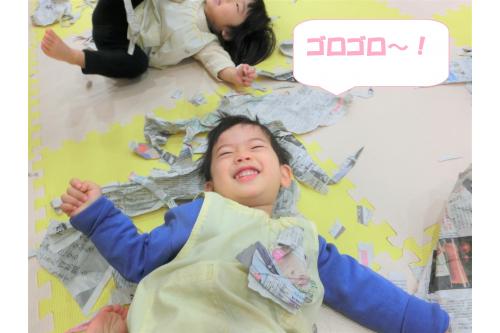 新聞紙の上に<span style='color:#ff7f00;'>ゴロン</span>と寝転んでお昼寝。<br><br><span style='color:#ff007f;'>「お布団かけて~」</span>とお友だちに声をかけて<br>お互いに<span style='color:#7fff00;'>お昼寝ごっこ</span>も楽しみました♪<br><br>ほかにも首元に新聞紙を当てて<span style='color:#0000ff;'>「エプロン!」</span>と<br>おままごとに発展したりと<br><span style='color:#ff0000;'>ごっこあそび</span>が大好きです♪<br><br><br>また、次回のブログもお楽しみに<span style='color:#ffff00;'>★</span>