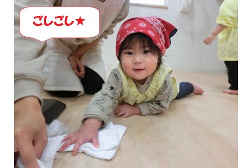 掃除道具を持って早速スタート!<br><br><span style='color:#ff8c19;'>ひよこチーム(0歳児)</span>は<span style='color:#0000ff;'>雑巾</span>で<br>色んな所をふきふき<span style='color:#ff7f00;'>♪</span><br>隅から隅まで上手に拭いてくれました。<br>