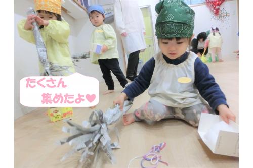 うさぎチーム、りすチームも<br>自分たちで作った道具を使ってピカピカに!<br><br><br>毛糸や綿をごみに見立てて<br><span style='color:#ff007f;'>「きれいきれい♪」</span>と頑張ってくれました。<br><br>高いところも<span style='color:#ff7f00;'>見逃さず</span>上手にできましたよ<span style='color:#ffff00;'>★</span><br>普段経験することのない<br><span style='color:#0000ff;'>掃除</span>を楽しんでくれました!<br><br><br>また、次回のブログもお楽しみに<span style='color:#ffff00;'>★</span>