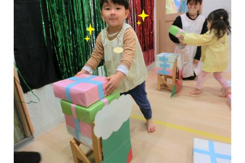 プレゼントを見つけると、<br>「よいしょよいしょ」<br>と上手に積んでくれました<span style='color:#ff840a;'>★</span><br><br>待っている間に<br>「がんばれー!」<br>とお友だちを応援する声も聞こえ、<br>とっても盛り上がりました<span style='color:#ff2828;'>♥</span>