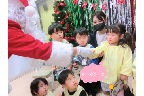 サンタさんが帰る時間になると、<br>「バイバイ!」<br>と手を振って見送り、<br>サンタさんと握手を<br>することができましたよ<span style='color:#ff23ff;'>(^^)/</span>