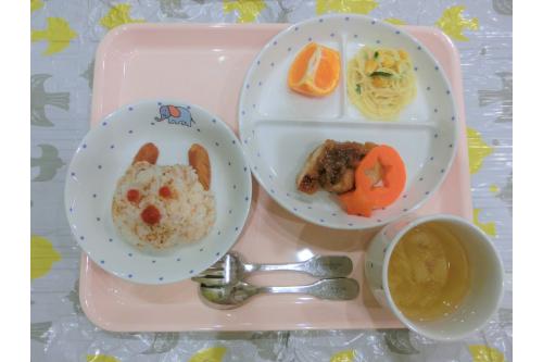 クリスマス会の後はみんな大好きな<span style='color:#9123ff;'>給食</span>の時間!<br>今日の給食は<span style='color:#ff2d2d;'>クリスマスメニュー</span>で、<br>トナカイさんのご飯に<br>大喜びの子どもたちでした<span style='color:#ff2391;'>♪</span><br><br>今年もチェリッシュ保育園のブログをご覧いただき<br>ありがとうございました<span style='color:#ff1919;'>!</span><br>来年も、子どもたちの姿や活動の様子をたくさん<br>掲載していきますので、どうぞよろしくお願いします<span style='color:#ff2391;'>♪</span><br><br>次回のブログもお楽しみに<span style='color:#ff9933;'>★</span>