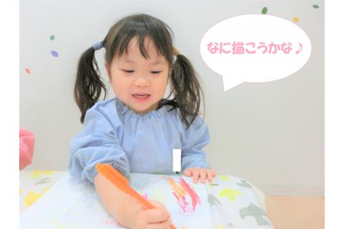 <span style='color:#ff1e1e;'>たこあげ</span>をする前日に<br>まずはたこを作りましたよ<span style='color:#9328ff;'>♪</span><br><span style='color:#2d2dff;'>油性ペン</span>を使ってビニール袋に<br>好きな模様や絵を描いていきました<span style='color:#ff23ff;'>!</span><br><br><span style='color:;'>袋いっぱい</span>に描いて<br>カラフルなたこのできあがり<span style='color:#ff9b38;'>(*^^*)</span>