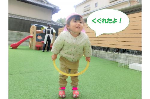お次は<span style='color:#ff2828;'>フープくぐり</span>です!<br>フープの中に足を入れて、<br>そこから徐々に上に上げていきますよ<span style='color:#2d2dff;'>♪</span><br><br><span style='color:#2dff2d;'>器用に</span>体を動かしながら、<br>くぐることができました<span style='color:#ff9e3d;'>★</span><br><br>時々、背中にフープが行き<br><span style='color:#ff2828;'>「あれ~?」</span>という声も<br>聞こえてきました<span style='color:#ff28ff;'>(*^^*)</span>