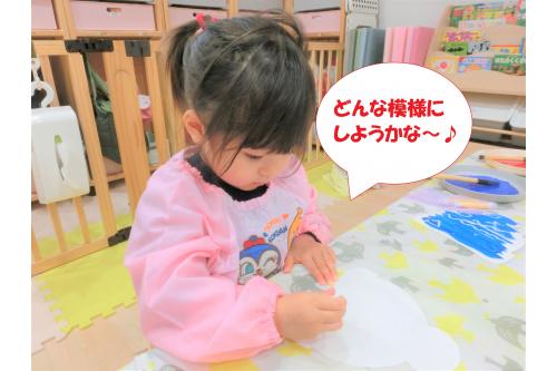 まずは白い画用紙に、<br><span style='color:#1effff;'>白いクレヨン</span>で<br>模様を描きましたよ<span style='color:#ff1e1e;'>♪</span><br><br>うっすらと模様が見えますが、<br>少し<span style='color:#19ff19;'>「あれ?」</span>という表情の<br>子ども達<span style='color:#ff9123;'>★</span><br><br>それでも前日に描いた模様を<br><span style='color:#962dff;'>思い出しながら</span>描いていきます<span style='color:#2323ff;'>♪</span>
