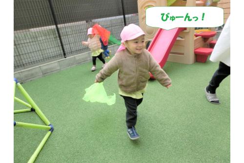 腕を上にあげるとスカーフが<br>”<span style='color:#ff47ff;'>ひらひら~</span>”となびく様子に<br><span style='color:#00ff00;'>「きれい~」</span>と言っていた子どもたち<span style='color:#3399ff;'>!</span>