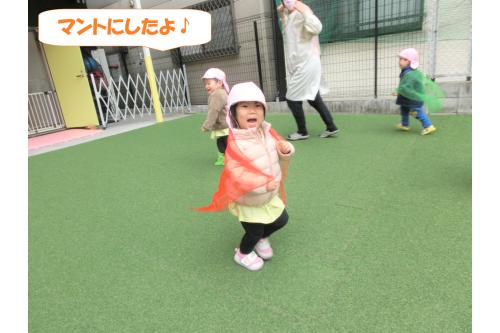 マントにしてみよう!と声をかけると<br><span style='color:#ff007f;'>「せーの!」</span>という掛け声とともに<br><span style='color:#ff7f00;'>保育者と一緒</span>に挑戦。<br><br>上手にできると<span style='color:#ff0000;'>「かっこいい!」</span>と<br>言いながら走っていましたよ<span style='color:#ffff05;'>★</span><br><br>走るのも軽快になってきて<br><span style='color:#0000ff;'>「今日お外行く?」</span>と<br>よく聞いてくれる元気な子どもたちです<span style='color:#ff2323;'>!</span><br><br>次回のブログもお楽しみに<span style='color:#ffff00;'>★</span>