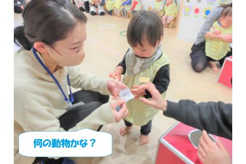 「?ボックス」からガチャガチャを一つ<span style='color:#0000ff;'>選びます♪<br><br><br>コアラは<span style='color:#ff7f00;'>おんぶ</span><br>パンダは<span style='color:#00ff00;'>だっこ</span><br>うさぎは<span style='color:#ff007f;'>手でウサギの耳を作ってジャンプ</span><br>でゴールを目指します<span style='color:#ffff00;'>★</span>