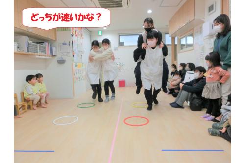 そのあとは保護者の皆さんと一緒に<br><br><span style='color:#ff7f00;'>「動物なりきりレース」</span>を<br>しました<span style='color:#ffff00;'>★</span><br><br>どんなレースか<br>まずは<span style='color:#ff007f;'>先生たちの見本</span>から!<br>
