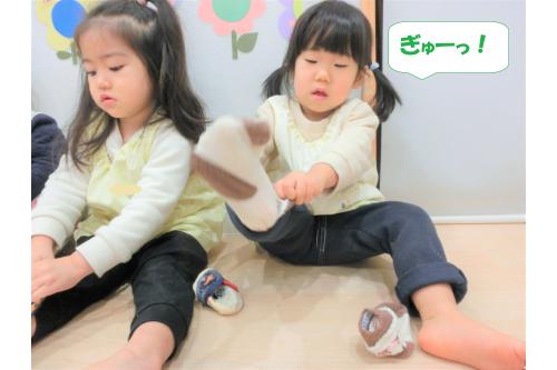 ひっかかってしまうこともありますが、<br><span style='color:#ff007f;'>かかとをひぱってみよう!</span>と伝えると<br>一人でも履くことができるようなってきました<span style='color:#ff0f0f;'>!</span><br><br>自分でできた達成感を持つことで<br><span style='color:#ff7f00;'>「もっとしたい!」</span>という気持ちも<br>芽生えるようになりましたよ<span style='color:#8cff19;'>(*^^*)</span><br><br>これからも<span style='color:#ff2828;'>自分でできた!</span>という<br>気持ちを大切にしていきたいと思います<span style='color:#ff28ff;'>★</span><br><br>次回のブログもお楽しみに<span style='color:#198cff;'>♪</span>