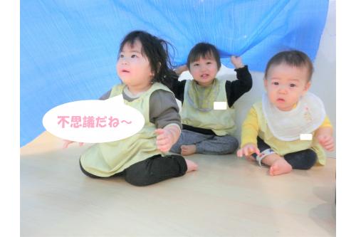 ビニールシートの中に入ってみると<br><span style='color:#0000ff;'>真っ青な世界</span>で不思議そうな子ども達(^^)<span style='color:#7fff00;'>♪</span>