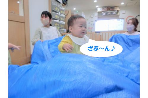 保育者がブルーシートを<span style='color:#0000ff;'>波</span>のように動かして<br>「<span style='color:#007fff;'>ざぶ～ん！</span>」と波に乗って楽しむ<span style='color:#ff7f00;'>ひよこチーム</span>でした<span style='color:#ffff00;'>★</span><br><br>次回のブログもお楽しみに<span style='color:#ff00ff;'>♪</span>