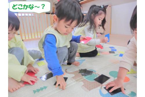 見本と<span style='color:#ff007f;'>同じ色のカード</span>を探してみよう！と<br>早速スタート！<br><br><br>初めて触るカードに<br><span style='color:#00ff00;'>「これ何色？」</span>と<br>みんな興味津々でした<span style='color:#7fff00;'>♪</span>