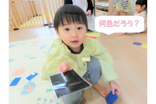 裏側が全部黒なので<br><span style='color:#ff7f00;'>「これ何色だと思う？」</span>と<br>子どもたち同士で<span style='color:#ff0000;'>プチクイズ</span>も<br>行われていましたよ<span style='color:#ffff00;'>★</span>
