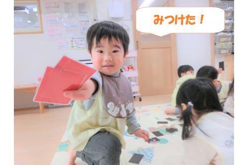 <span style='color:#ff7f00;'>「どんないろがすき」</span>の歌が好きなので<br>色はどれもばっちり<br><span style='color:#ff007f;'>正解</span>でした！<br><br>お友だちが選んだカードも<br><span style='color:#00ff00;'>「せいか～い！」</span>と<br>みんなで答え合わせも<br>しましたよ<span style='color:#ffff00;'>★</span><br><span style='color:#0000ff;'>簡単なルール</span>のある遊びも<br>楽しめるようになりました♪<br><br>また、次回のブログもお楽しみに<span style='color:#ffff00;'>★</span>