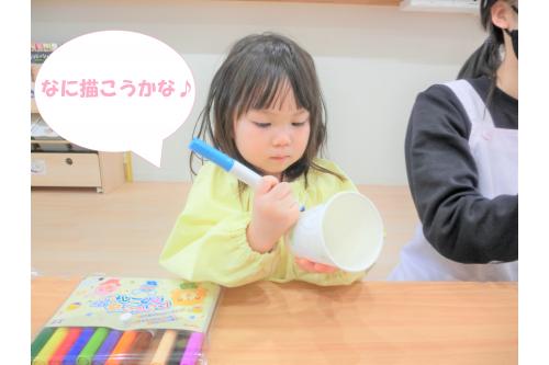 まずは<span style='color:#ff1414;'>紙コップ</span>に<br><span style='color:#ff2391;'>好きな色</span>を使って<br>お絵描きをしていきますよ<span style='color:#9328ff;'>♪</span><br><span style='color:#2d2dff;'>「これは〇〇!」</span>と<br>好きな<span style='color:#28ff93;'>キャラクター</span>を<br>描いている子もいました<span style='color:#9eff3d;'>!</span><br><br>ペンの持ち方も<span style='color:#ff9b38;'>上手</span>になり、<br><span style='color:#ff2828;'>イメージ</span>しながら<br>描けるようになってきましたね<span style='color:#ff2dff;'>(*^^*)</span>