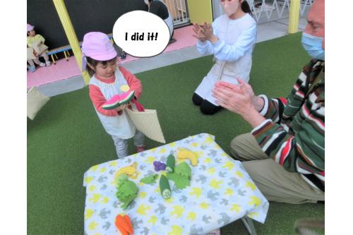 園庭では食べ物を使った<span style='color:#ff007f;'>Shopping game</span>を行いました！<br>