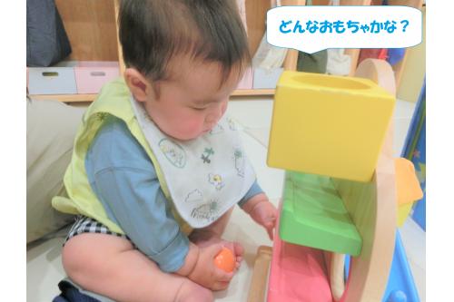 新しい環境に戸惑いや驚きも<br>多く見られますが、少しずつ<span style='color:#ff7f00;'>玩具</span>にも<br>興味を示しています<span style='color:#ffff00;'>★</span><br><br>保育者の近くで気になる玩具に<br><span style='color:#7f00ff;'>手を伸ばす</span>ことも増えてきました！<br>