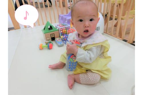 <span style='color:#ff007f;'>ハイハイで好きな場所に移動</span>したり<br>お兄さんお姉さんたちがどんなことをしているかな～？と<br><span style='color:#00ff00;'>つかまり立ち</span>で覗いてみたり<br>という姿も見られますよ<span style='color:#00ffff;'>(^-^)</span><br><br><span style='color:#ff7f00;'>楽しい毎日</span>が過ごせるように<br>サポートしていきますので<br>よろしくお願いいたします！<br><br><br>また、次回のブログもお楽しみに<span style='color:#ffff00;'>★</span>