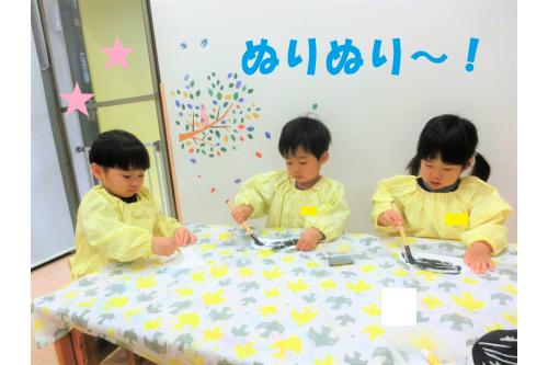 白いクレヨンで<span style='color:#ff8c19;'><span style='font-size:1.2em;'><b>  <br>  「あれー？なにもかけないよ！！」</b></span></span><br>と不思議そうに<br><span style='color:#676767;'>ダンゴムシ</span><u></u>の模様を描いていく子どもたち。<br><br>本当に描けているのか<span style='color:#ff2323;'><span style='font-size:1.2em;'>ドキドキ</span></span>していました<span style='color:#ffff00;'>★</span>