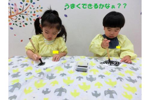 <span style='color:#686868;'><b>黒い絵の具</b></span>で上から塗っていくと<br>白いクレヨンが絵の具をはじいて模様が…<span style='color:#ff0000;'><span style='font-size:1.4em;'><b>！</b></span></span><span style='color:#ffff00;'><span style='font-size:1.4em;'><b>？</b></span></span><br><br><span style='color:#ff8205;'><b><span style='font-size:1.2em;'>「でてきた～！！」</span></b></span>と<br>子どもたちも大喜びでした<span style='color:#ff19ff;'>♪</span><br><br>一人一人、<span style='color:#ff0fff;'><b>オリジナル</b></span>の<br><b><span style='color:#19ff19;'>可愛いダンゴムシ</span></b>が完成しました<span style='color:#00ffff;'>(*^^*)</span><br><br>次回の<span style='color:#7f00ff;'>ブログ</span>もお楽しみに<span style='color:#ff0000;'>！</span>