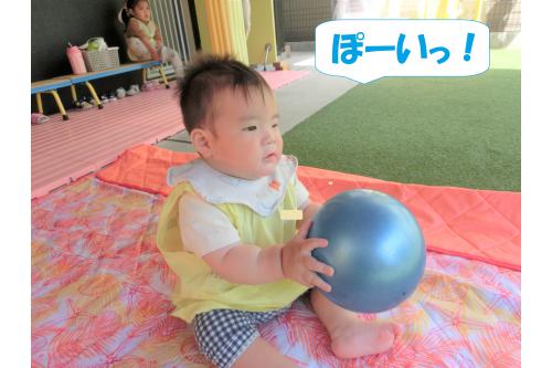 <span style='color:#00ff00;'>大きなボール</span>を見つけ<br>上手に持つことができました<span style='color:#ffff00;'>★</span><br><br>他のお友だちが遊んでいるのも<br><span style='color:#007fff;'>興味深そうに</span>じーっと<br>見つめていますよ！<br>