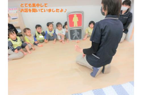 絵本の後は、<br><span style='color:#ff2323;'>歩行者信号</span>について、<br><span style='color:#ff2391;'>伝えて</span>いきました。<br><br><br><span style='color:#9328ff;'>「黄色がない！」</span>と<br>車の信号との違いを発見<span style='color:#2391ff;'>！</span>