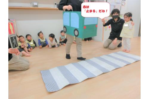 最後は実際に<span style='color:#2dff96;'>信号を見て</span>、<br>横断歩道を渡る練習です<span style='color:#ff9328;'>！</span><br><br>保育者と<span style='color:#ff2828;'>信号の色</span>を<br>確認しながら、<br><span style='color:#2d96ff;'>上手に</span>渡ることができました<span style='color:#9328ff;'>♪</span>