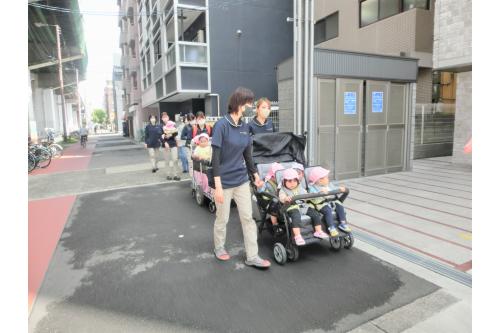 バギーやベビーカーに乗って<br>保育園から<span style='color:#7f00ff;'>災害時避難場所の<br>教育大附属中・高等学校</span>までの<br>ルート確認をしてきました！<br>