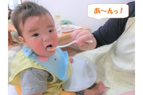 準備が始まると<br><span style='color:#ff007f;'>「なにがはじまるの？」</span>とそわそわ…<br><br><br>給食が始まると<br><span style='color:#7f00ff;'>大きなお口</span>で<br>食べてくれました。<br>