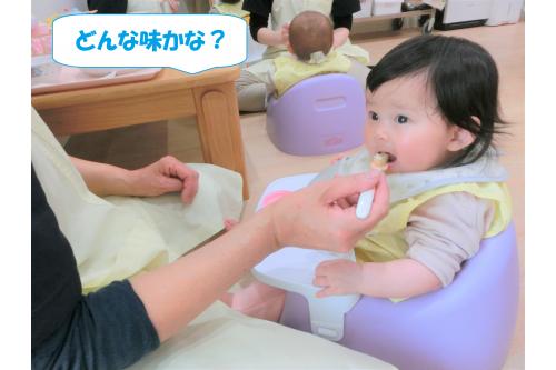 みんなどの食材も<br><span style='color:#ff7f00;'>進んで食べて</span>くれていますよ<span style='color:#ffff00;'>★</span><br>保育者が食材を<br>スプーンに掬う姿も<br><span style='color:#00ff00;'>ジーっと</span>見つめています！<br>