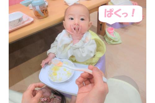 <span style='color:#ff007f;'>自分でつまんで</span>口に運ぶ姿も！<br><br>食事に対して<span style='color:#00ff00;'>たのしい！おいしい！</span>と<br>思えることが大切だと思うので<br><span style='color:#7f00ff;'>サポート</span>していければと思います<span style='color:#00ffff;'>♪</span><br><br>また、次回のブログもお楽しみに<span style='color:#ffff00;'>★</span>