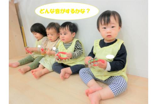 <span style='color:#ff2828;'>今年度</span>初めての楽器遊び!<br>保育者が<span style='color:#ff23ff;'>楽器</span>を出すと、<br>みんな<span style='color:#23ffff;'>興味津々</span>でした♪<br><br><br>保育者の<span style='color:#93ff28;'>見本と説明</span>を見ながら、<br><span style='color:#ff9933;'>同じように</span>手を動かして<br>音を出しましたよ<span style='color:#ff2828;'>(^^♪</span>