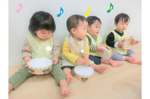 見本の前に<span style='color:#ff23ff;'>自分たちで</span><br>叩いて<span style='color:#2391ff;'>音を出そう</span>とする姿も<br>見られました<span style='color:#28ff93;'>!</span><br><br>楽器に<span style='color:#ff9933;'>慣れた後</span>は、<br>保育者の<span style='color:#ff2d2d;'>ピアノ</span>と一緒に<br>音を鳴らしました<span style='color:#ff38ff;'>★</span><br><br>また<span style='color:#28ff28;'>楽器遊び、手作り楽器遊び</span>などを<br>取り入れたいと思います<span style='color:#ff2893;'>(*^^*)</span><br><br>次回のブログもお楽しみに<span style='color:#2d96ff;'>♪</span>