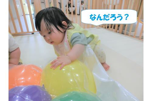 <span style='color:#ff7f00;'>風船を圧縮袋に入れたマット</span>は<br>カラフルな色と初めての感触に<br>少しびっくり！<br><br>初めは<span style='color:#7f00ff;'>恐る恐る</span>触っていましたよ。<br>